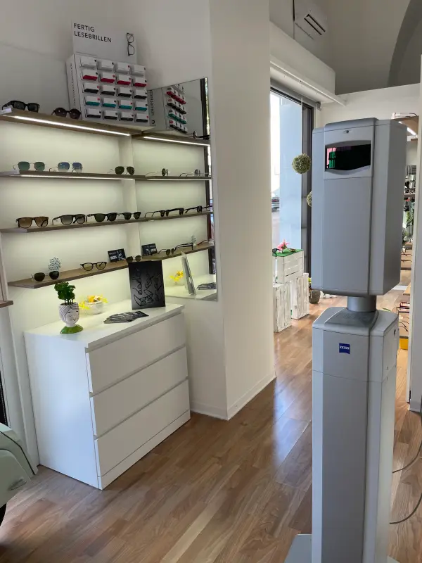 Vetrine e ingresso ottica High Vision a Nardò